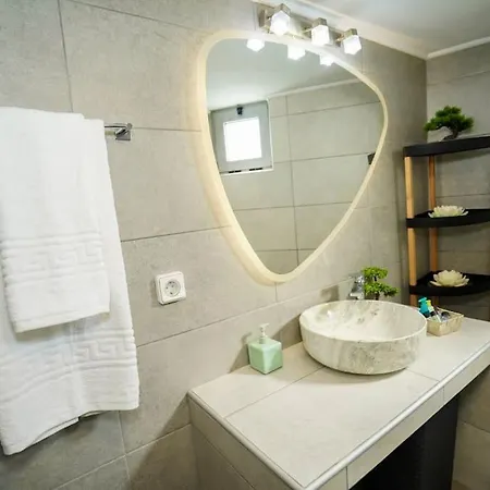 Spacious Maisonette Near *