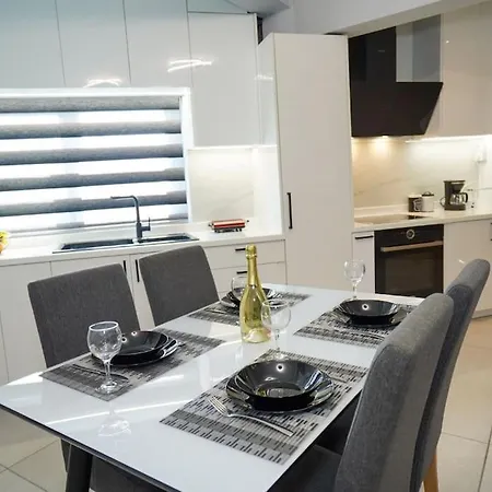Spacious Maisonette Near Gazi